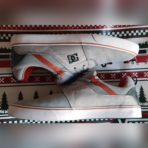 DC Shoe Co. Heathrow Vulc Low Tops - Picture 4 of 12